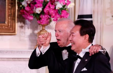 韩总统尹锡悦白宫献唱，拜登都被“惊”到了……