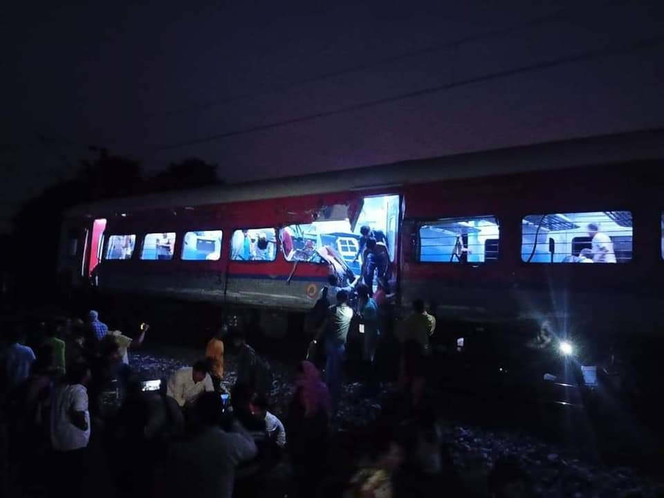突发！印度两列火车相撞 事故造成至少50人死亡300人受伤