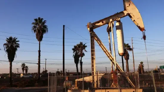美国WTI原油周一收跌4.4% 创近3个月新低