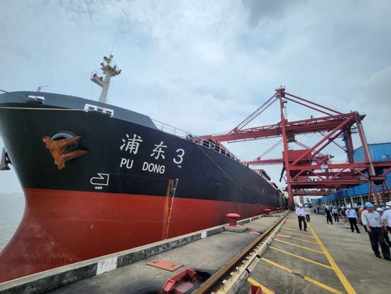 绿地-中煤新增长协煤首船成功靠泊，将为上海供电安全提供有力保障！