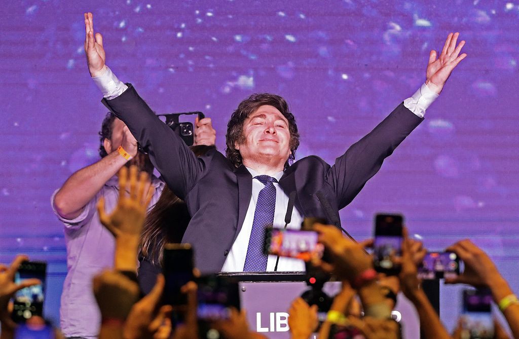 喊话“终结特权”，擅用社媒造势，“阿根廷版特朗普”领跑总统大选